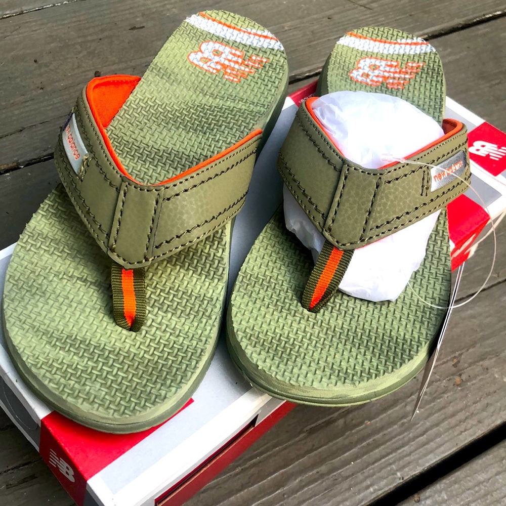 Brand new New Balance kids mojo thong in green
